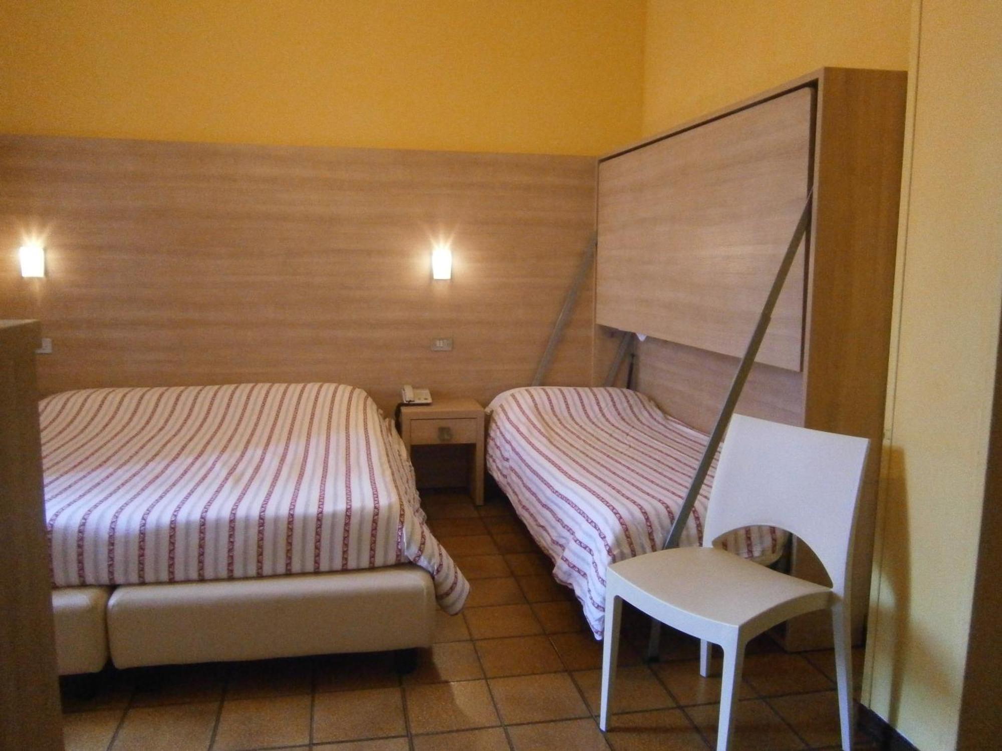 Hotel Chiara Sirmione Oda fotoğraf