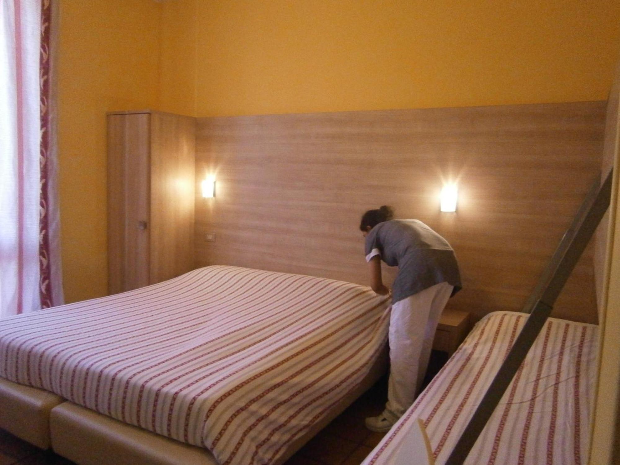 Hotel Chiara Sirmione Oda fotoğraf