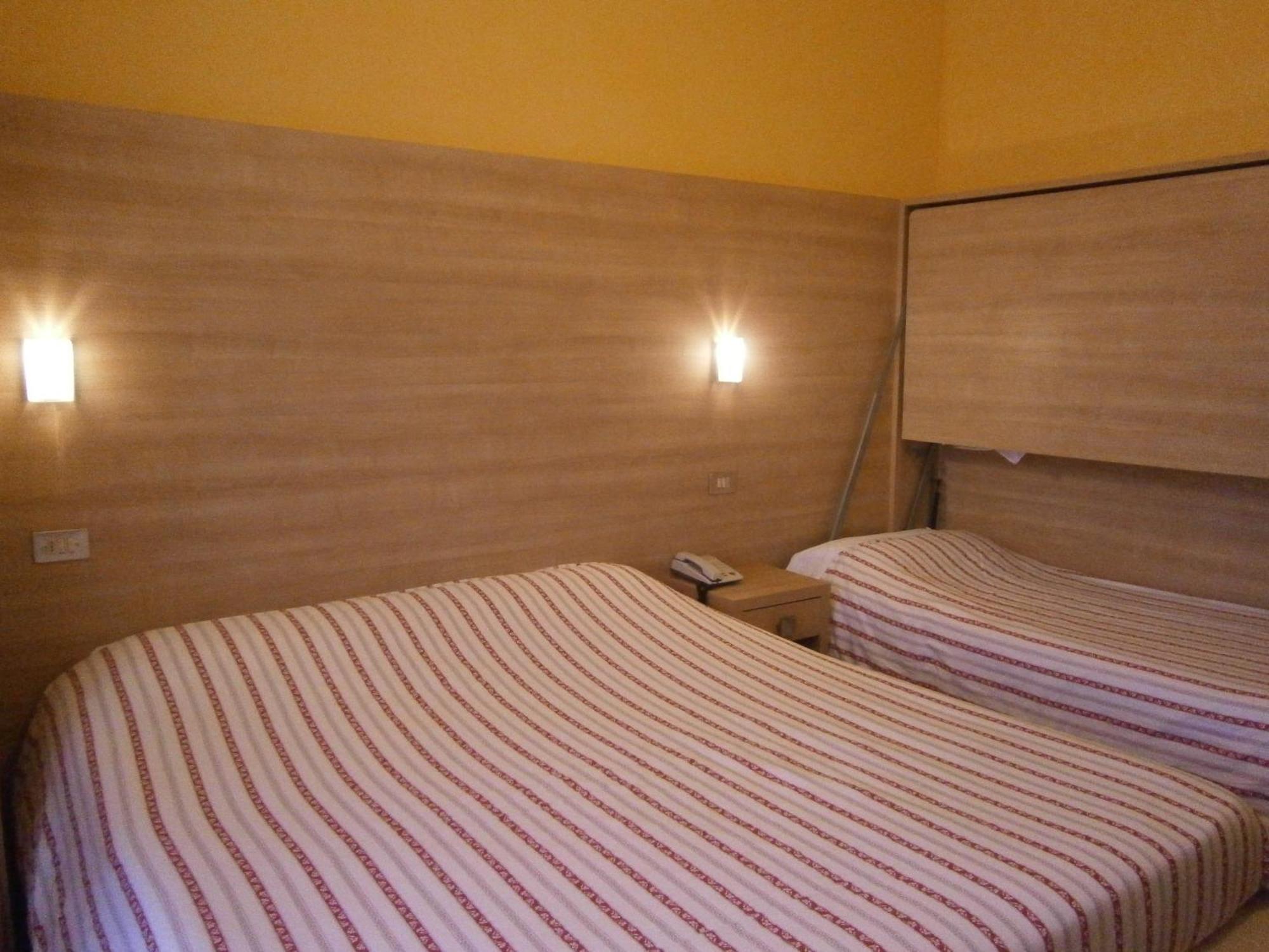 Hotel Chiara Sirmione Oda fotoğraf